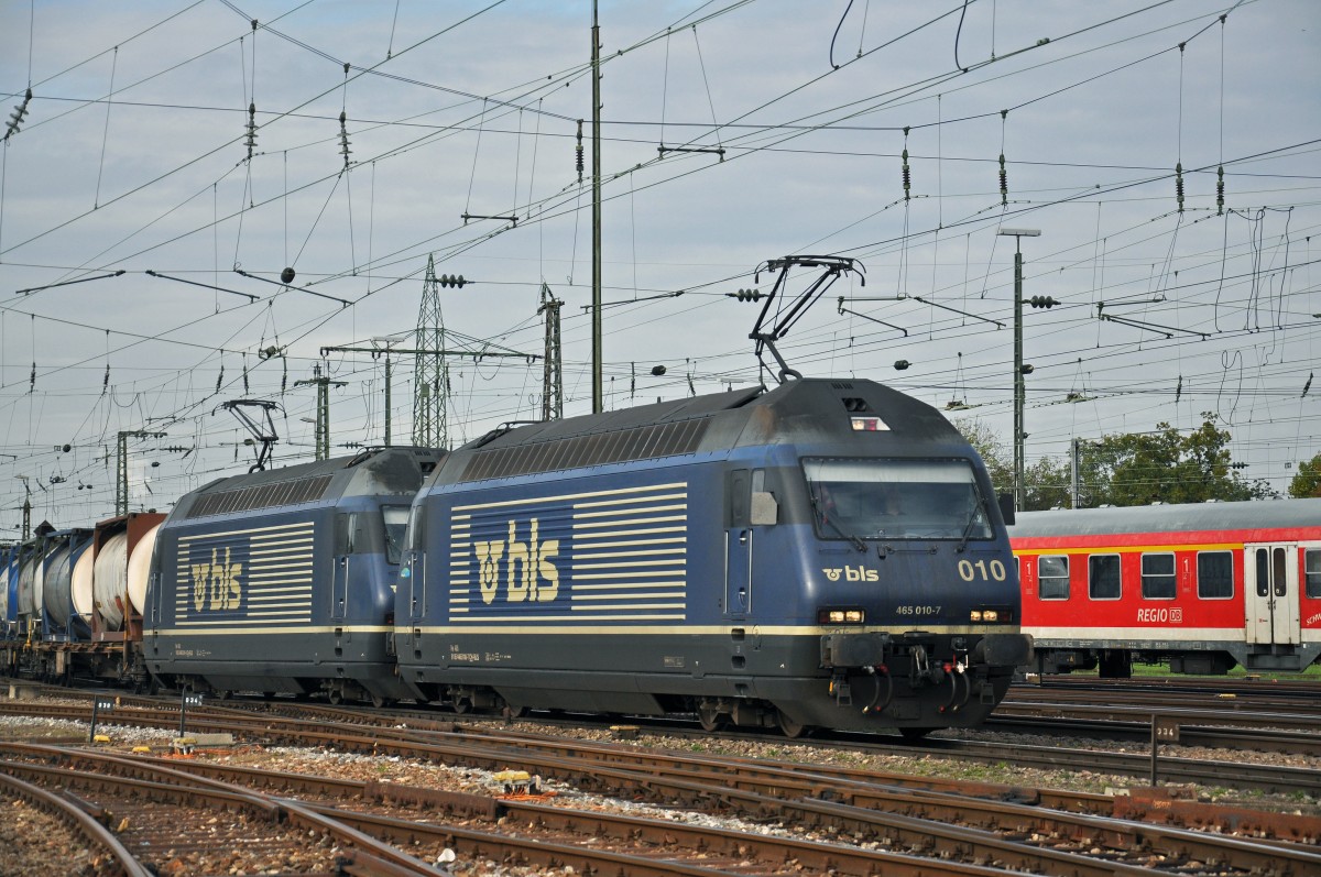 Re 465 010-7 und 465 014-9 durchfahren den Badischen Bahnhof. Die Aufnahme stammt vom 25.10.2014.