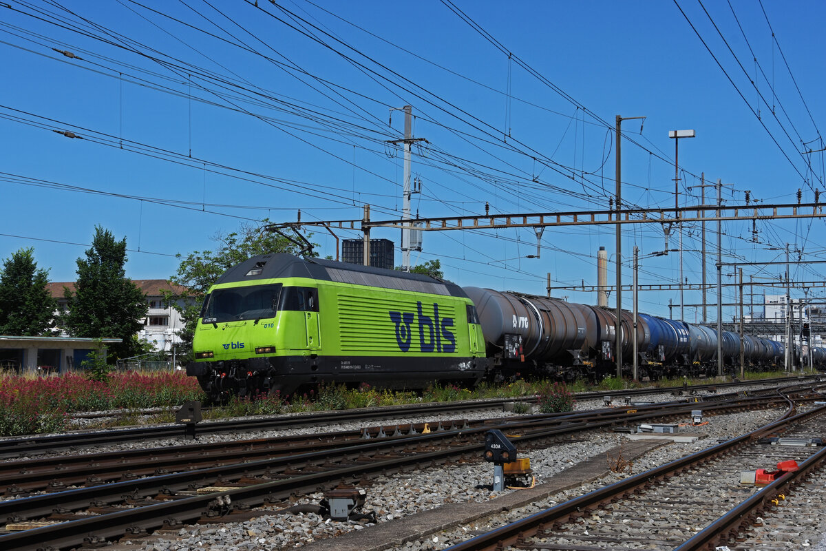 Re 465 010-7 der BLS durchfährt den Bahnhof Pratteln. Die Aufnahme stammt vom 14.06.2021.