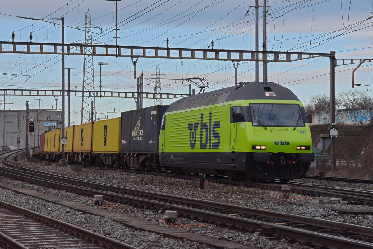 Re 465 010-7 der BLS durchfährt den Bahnhof Pratteln. Die Aufnahme stammt vom 05.01.2022.