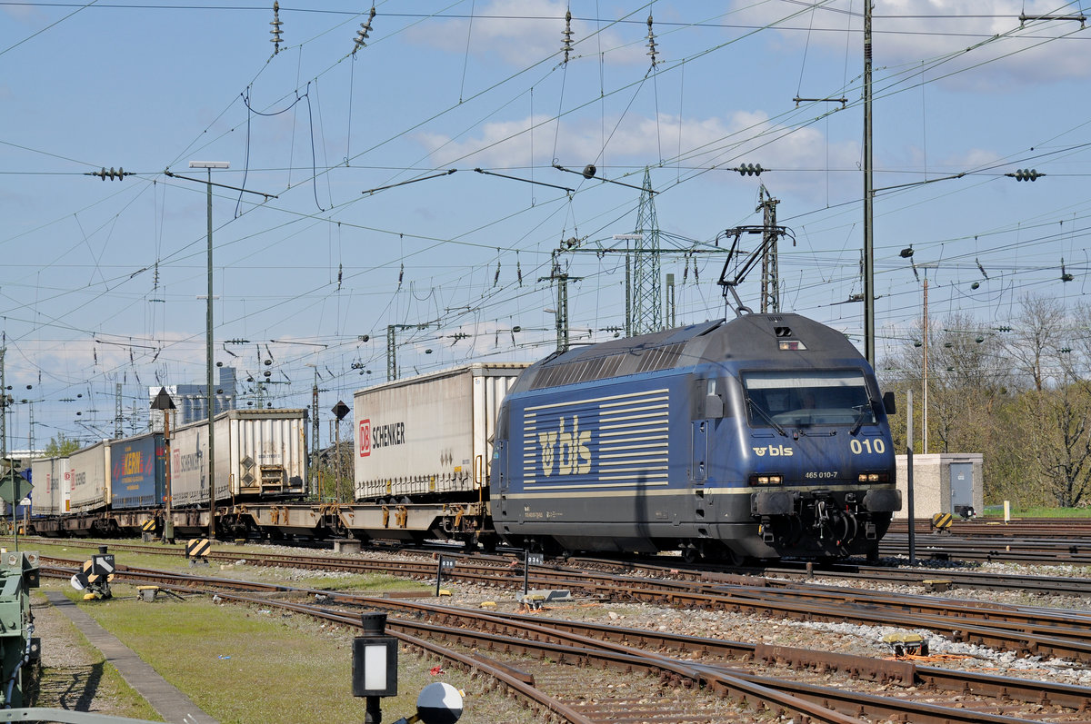 Re 465 010-7 durchfährt den Badischen Bahnhof. Die Aufnahme stammt vom 01.04.2017.