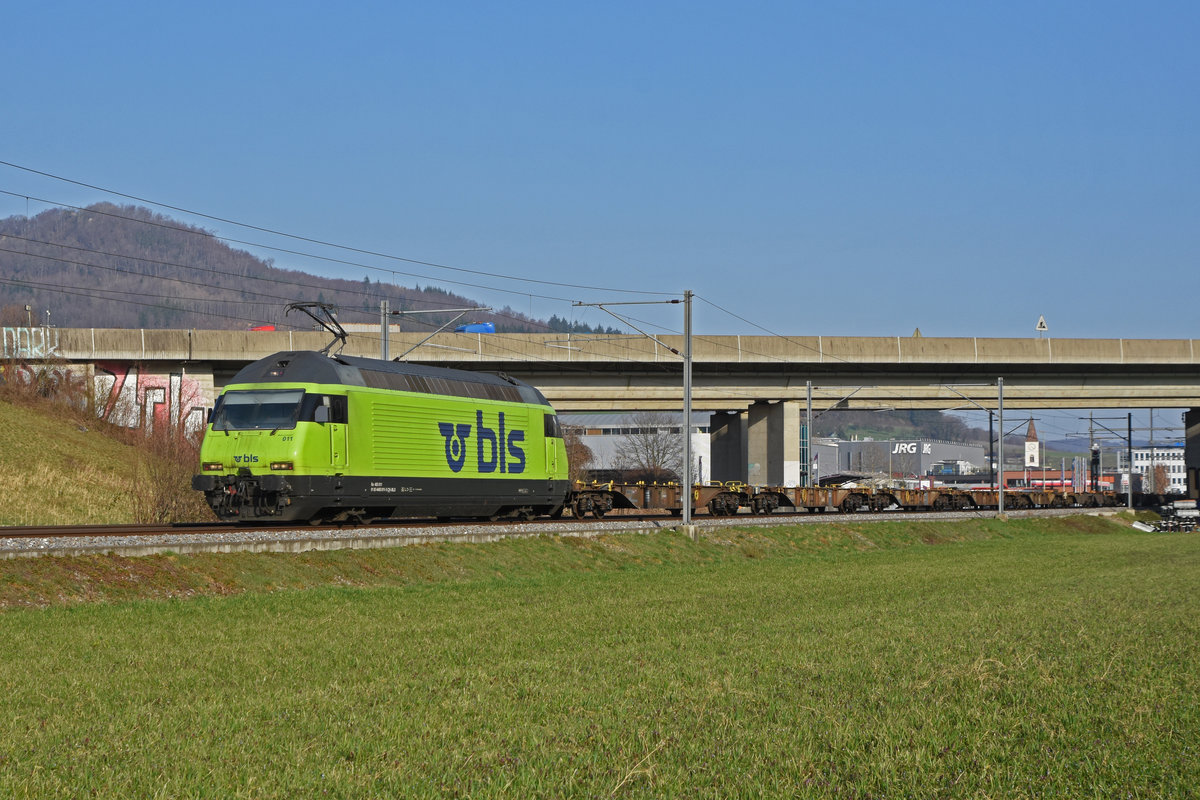 Re 465 011-5 der BLS fährt Richtung Bahnhof Itingen. Die Aufnahme stammt vom 08.03.2021.