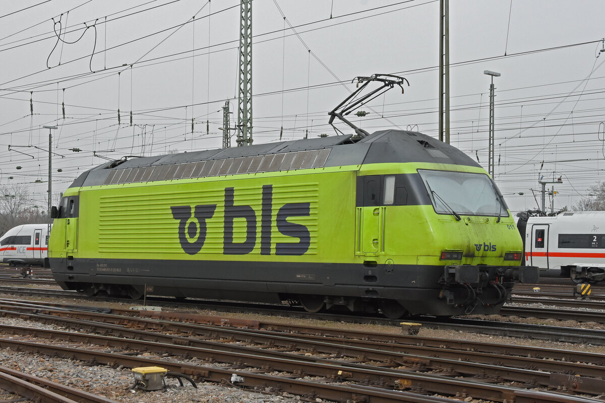 Re 465 011-5 der BLS wird nach einem Rangiermanöver in der Abstellanlage beim badischen Bahnhof abgestellt. Die Aufnahme stammt vom 16.03.2022.