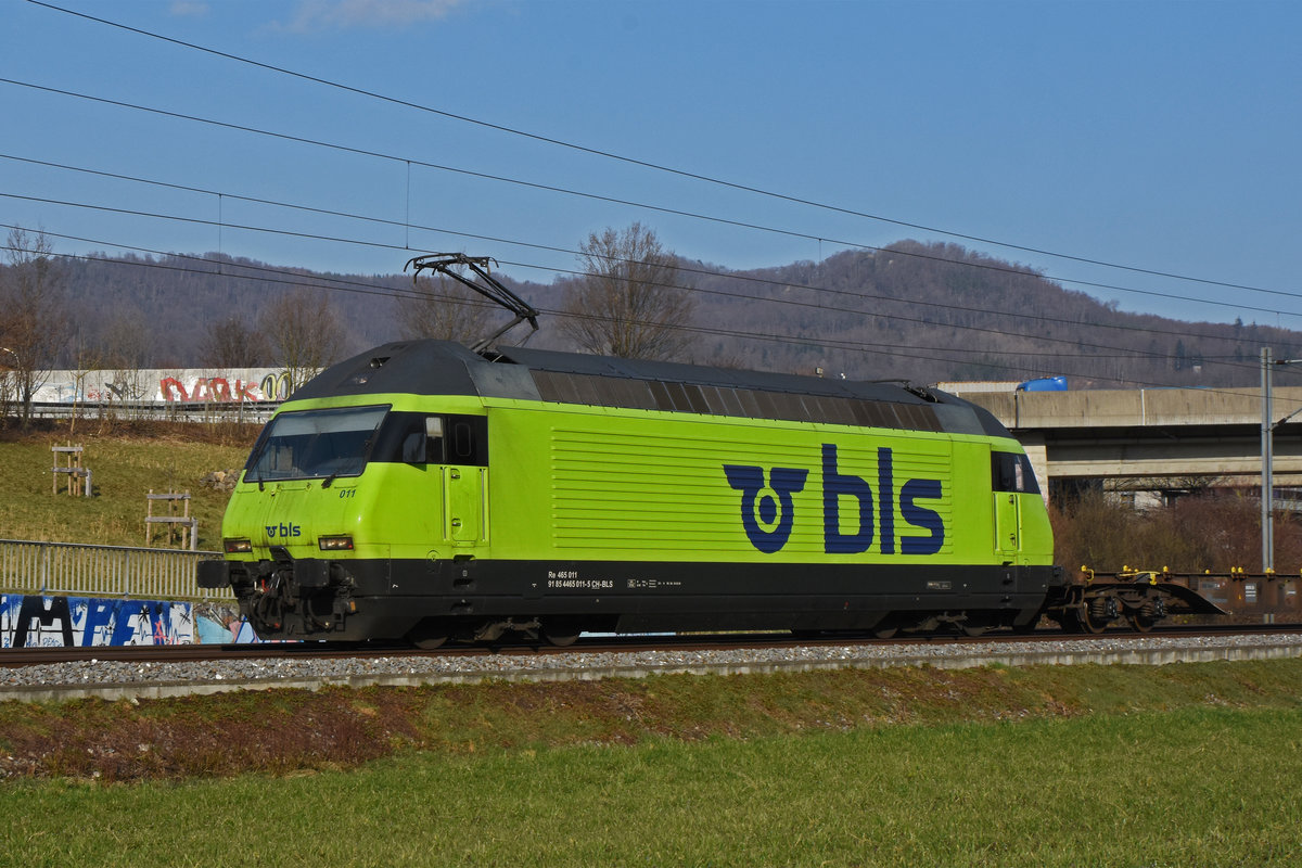Re 465 011-5 fährt Richtung Bahnhof Itingen. Die Aufnahme stammt vom 08.03.2021.