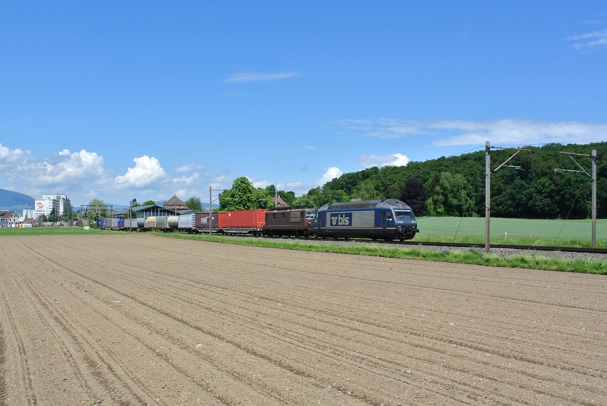 Re 465 011-5 und Re 425 176-5 bei Herzogenbuchsee, 24.05.2018.