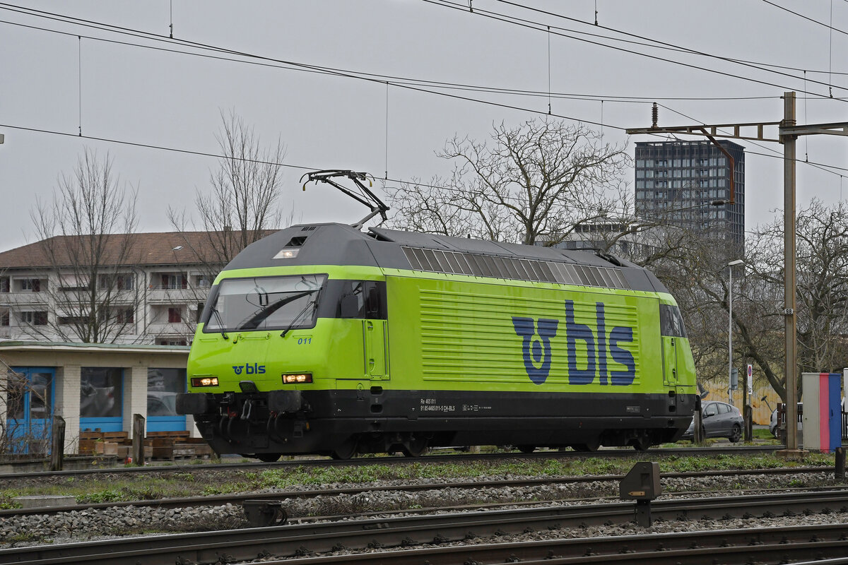 Re 465 011-5 verlässt am 17.01.2023 die Abstellanlage beim Bahnhof Pratteln.