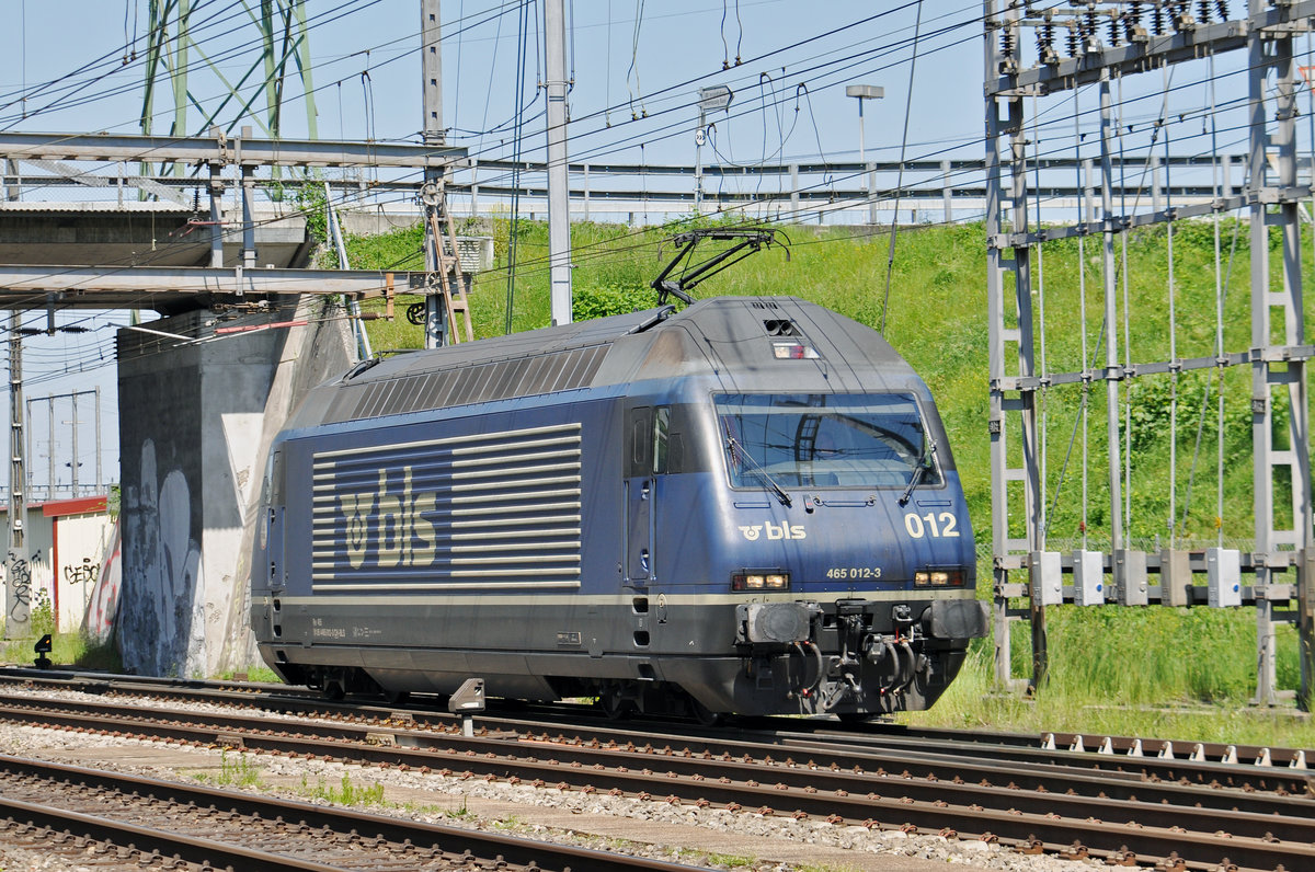 Re 465 012-3 der BLS durchfährt den Bahnhof Muttenz. Die Aufnahme stammt vom 29.05.2017.