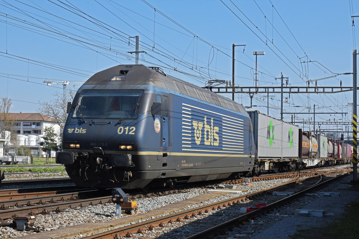 Re 465 012-3 der BLS durchfährt den Bahnhof Pratteln. Die Aufnahme stammt vom 19.03.2020.