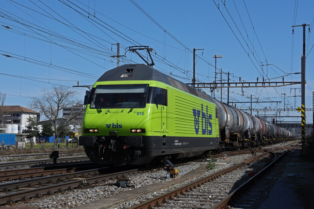 Re 465 012-3 durchfährt den Bahnhof Pratteln. Die Aufnahme stammt vom 30.03.2021.