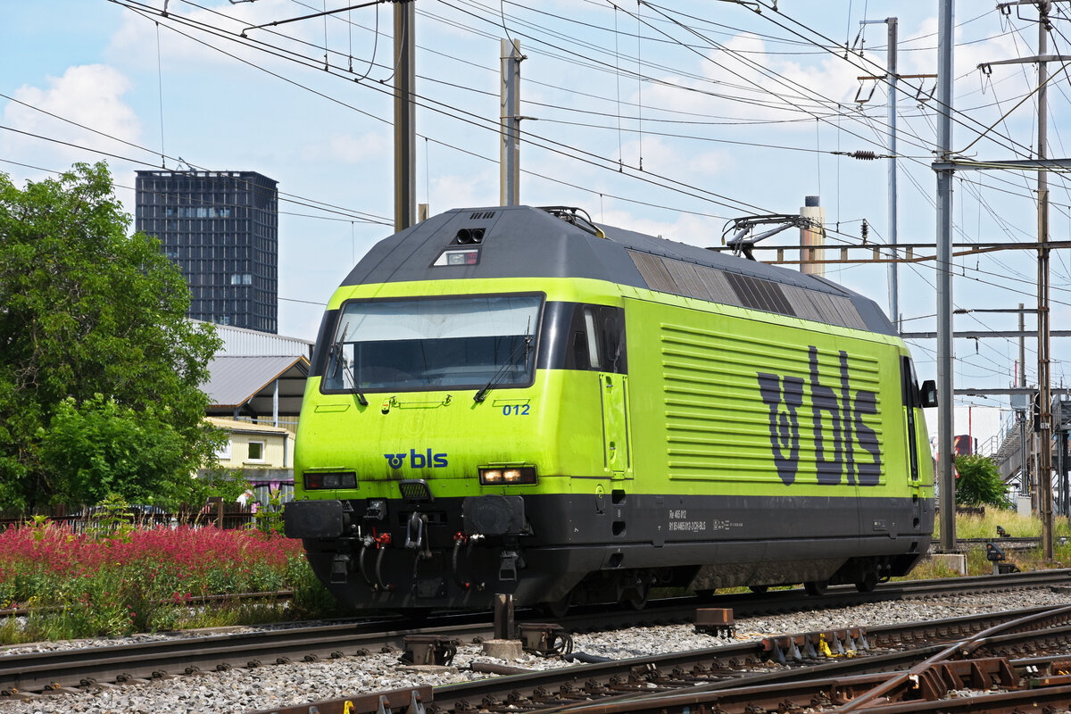Re 465 012-3 durchfährt solo den Bahnhof Pratteln. Die Aufnahme stammt vom 12.06.2021.