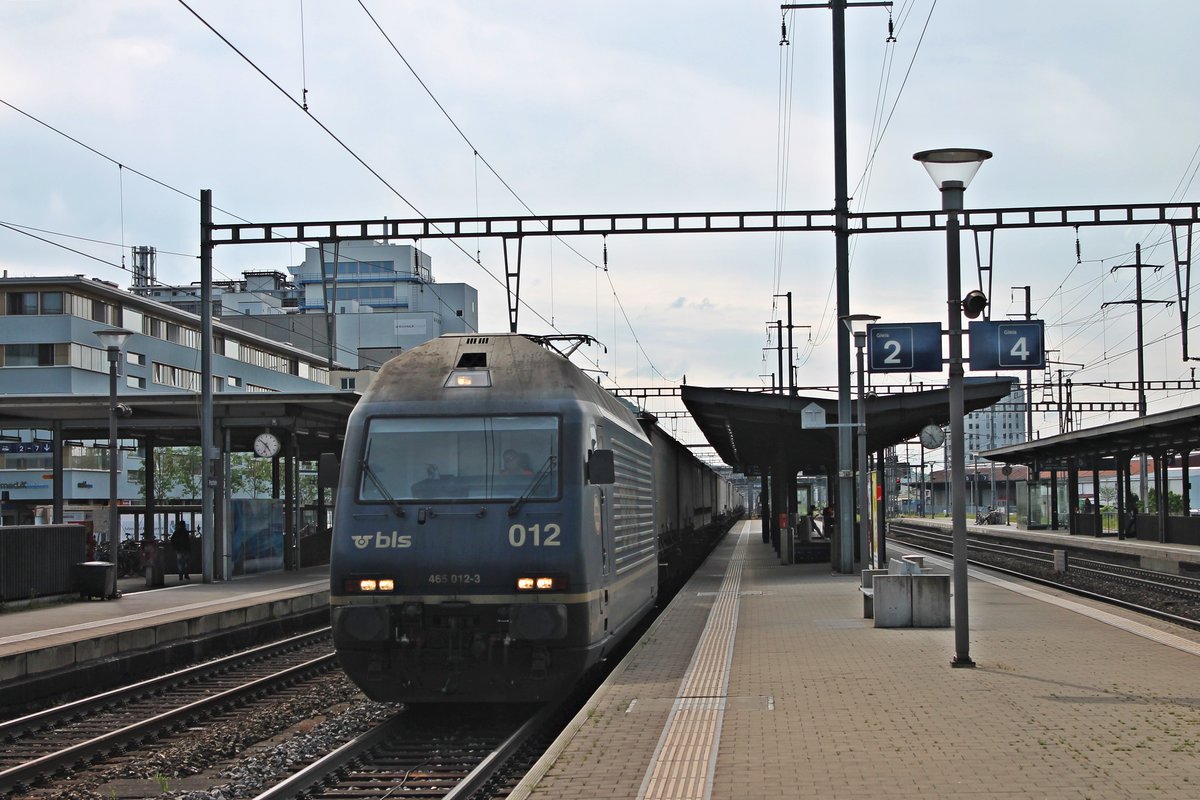 Re 465 012-3  Eurotunnel  am 14.05.2015 mit einem Containerzug bei der Druchfahrt in Pratteln gen Olten.