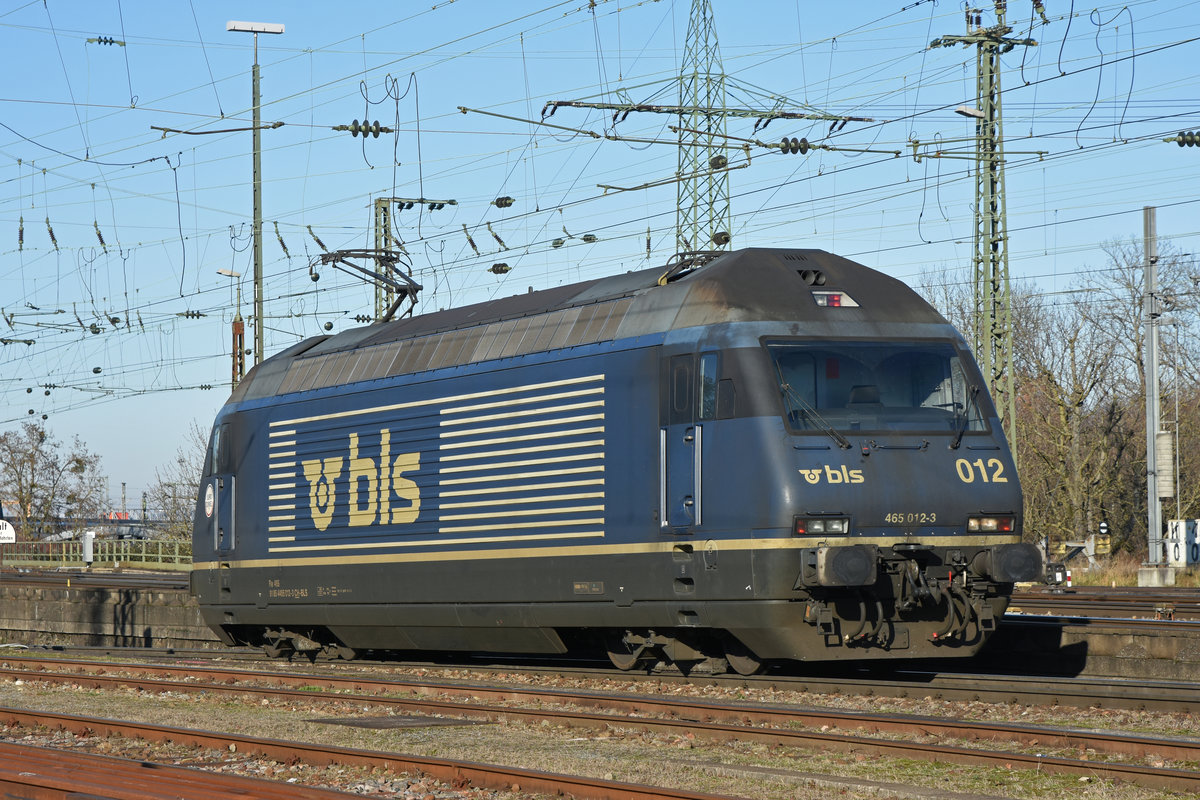 Re 465 012-3 wird in der Abstellanlage beim badischen Bahnhof abgestellt. Die Aufnahme stammt vom 30.12.2019.