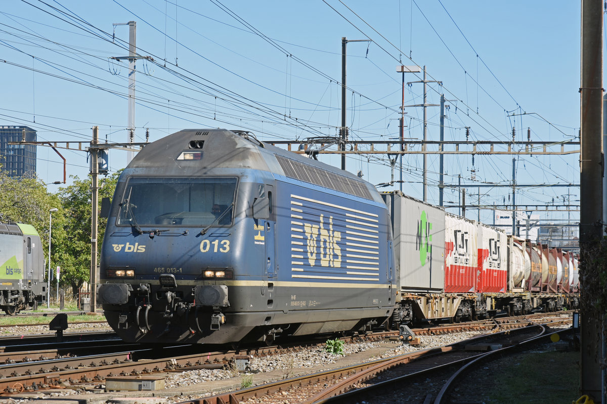 Re 465 013-1 der BLS durchfährt den Bahnhof Pratteln. Die Aufnahme stammt vom 27.09.2018.