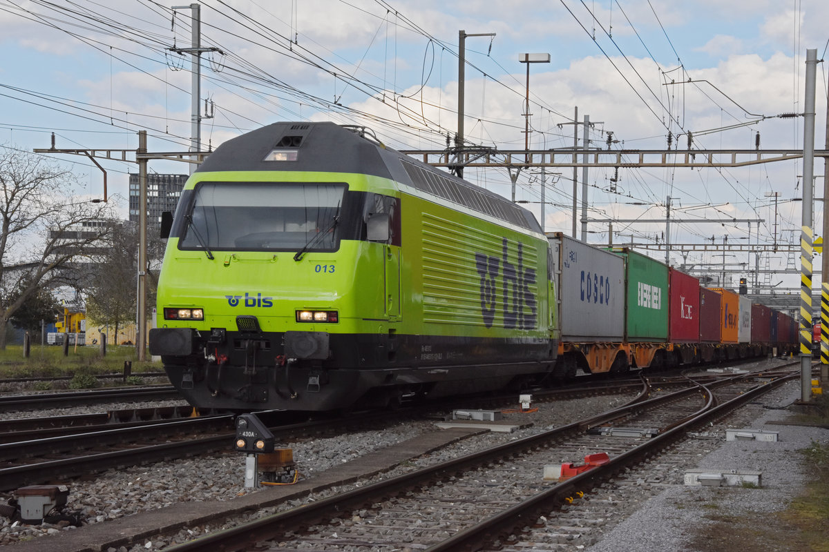 Re 465 013-1 der BLS durchfährt den Bahnhof Pratteln. Die Aufnahme stammt vom 16.04.2021.