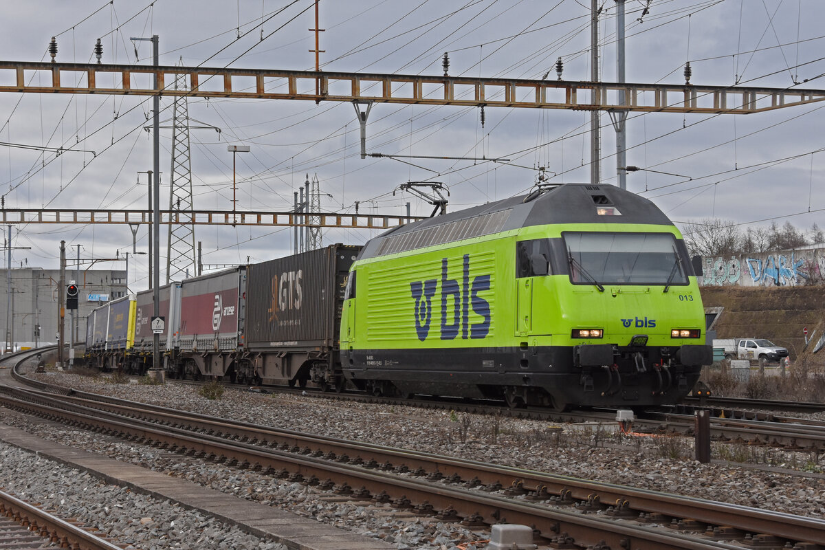 Re 465 013-1 der BLS durchfährt den Bahnhof Pratteln. Die Aufnahme stammt vom 17.01.2022.