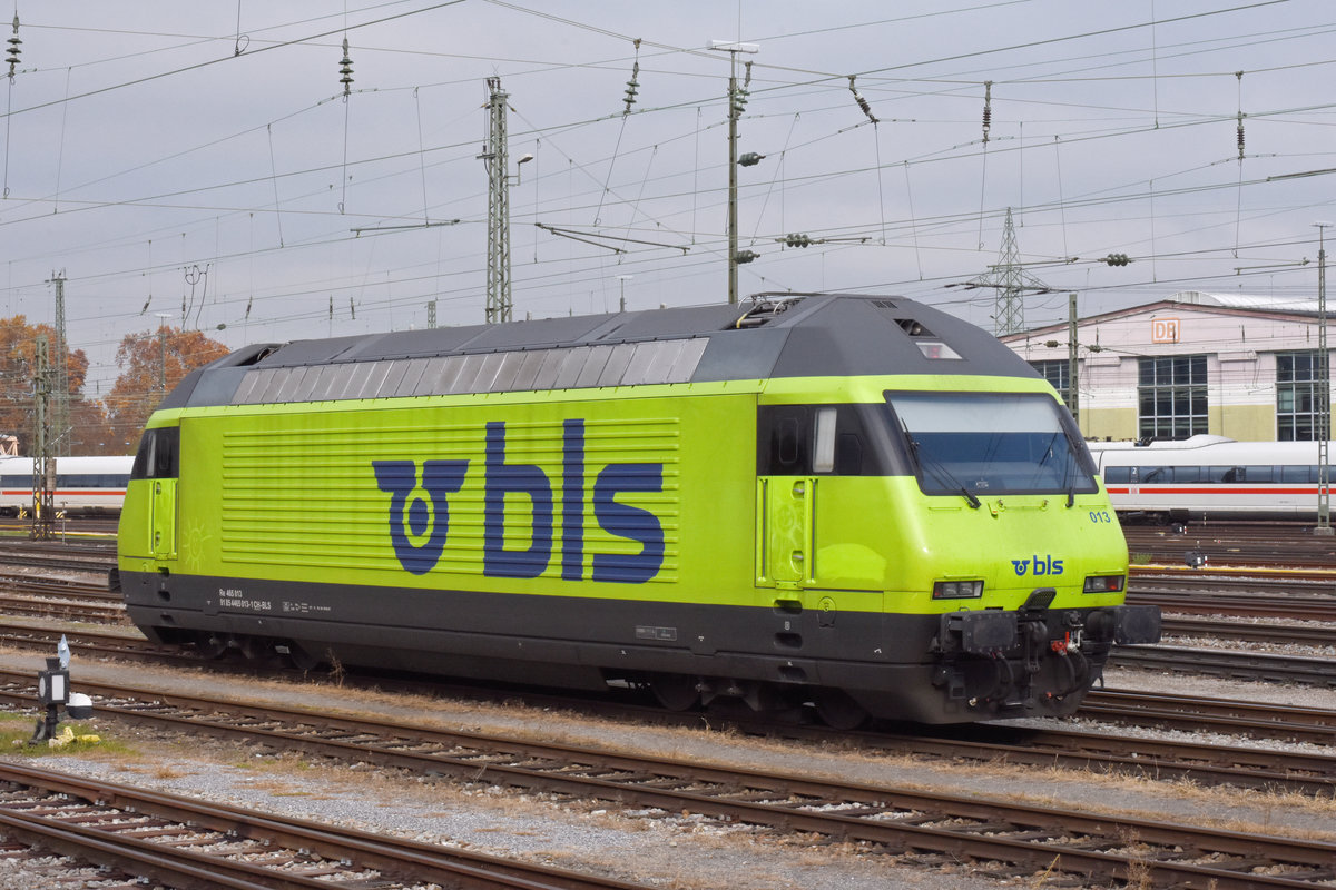 Re 465 013-1 der BLS steht in der Abstellanlage beim badischen Bahnhof. Die Aufnahme stammt vom 05.11.2020.