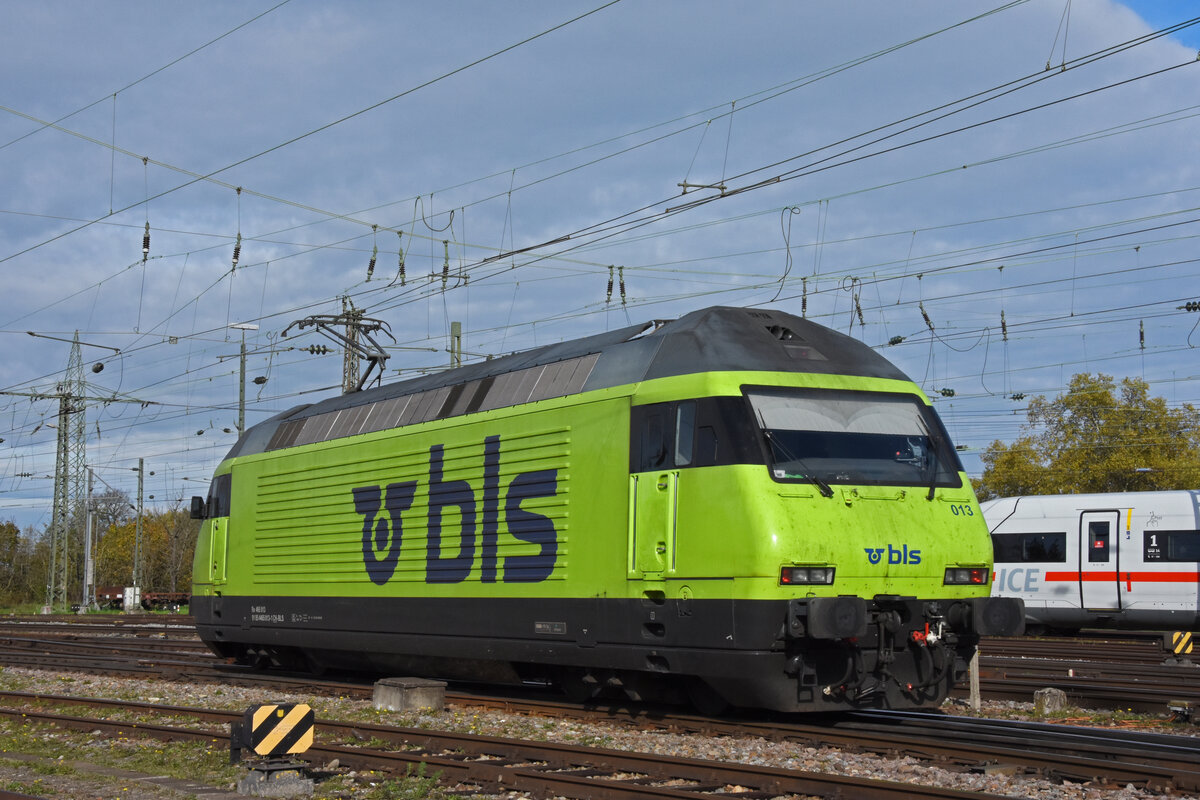 Re 465 013-1 der BLS verlässt am 07.11.2022 die Abstellanlage beim badischen Bahnhof.