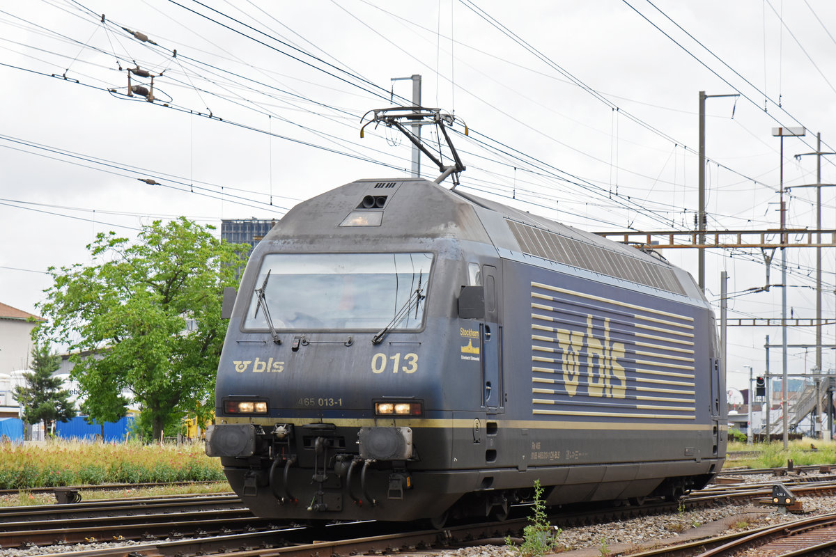 Re 465 013-1 durchfährt den Bahnhof Pratteln. Die Aufnahme stammt vom 12.06.2018.