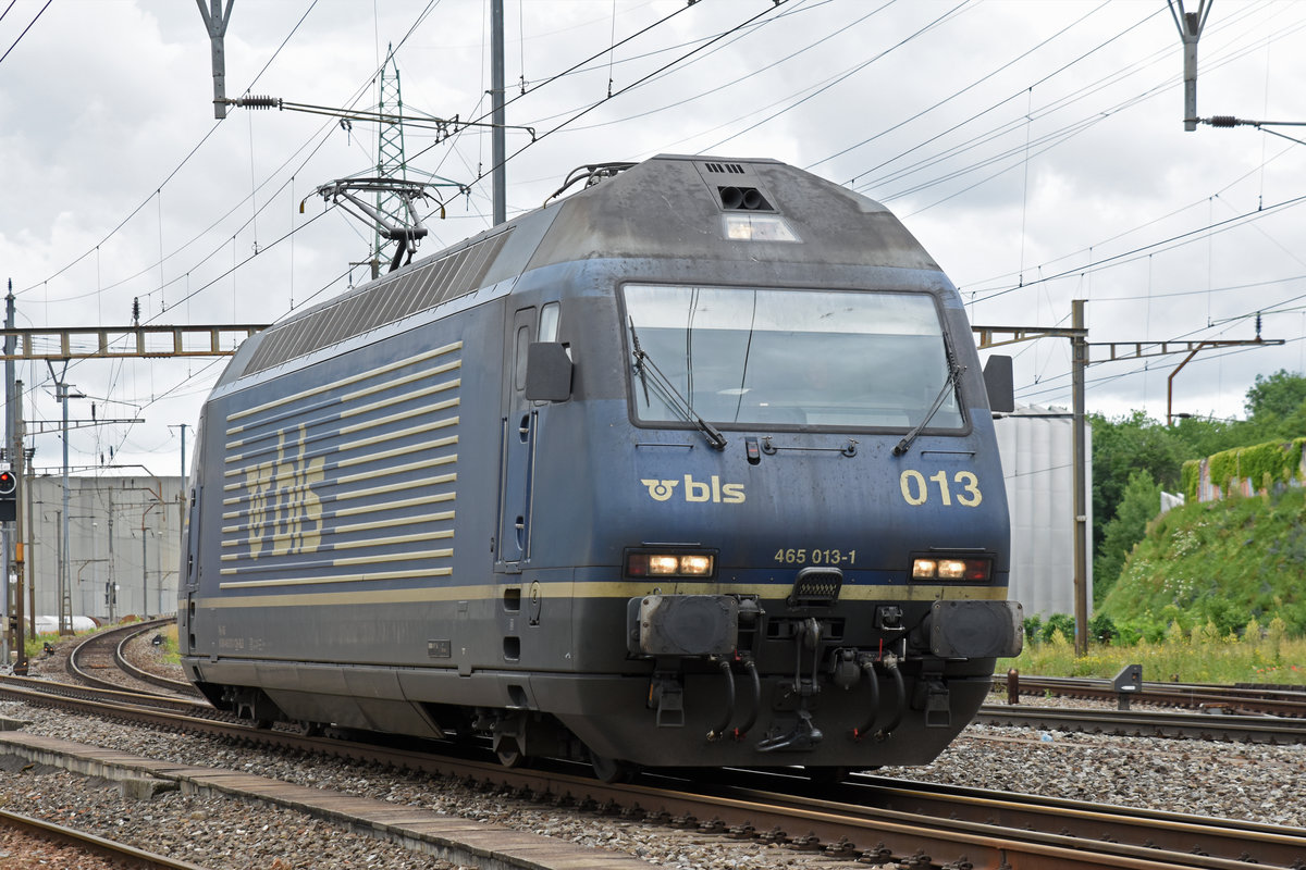Re 465 013-1 durchfährt den Bahnhof Pratteln. Die Aufnahme stammt vom 12.06.2018.