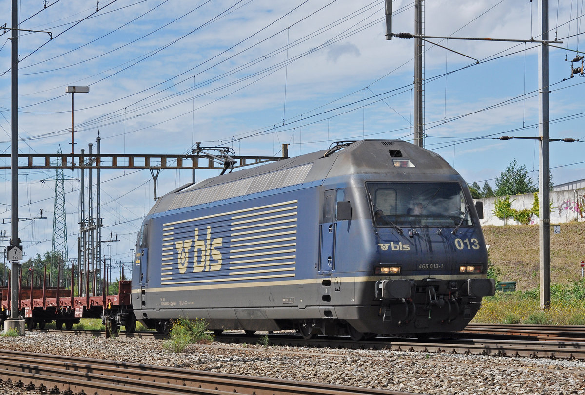 Re 465 013-1 durchfährt den Bahnhof Pratteln. Die Aufnahme stammt vom 21.08.2016.