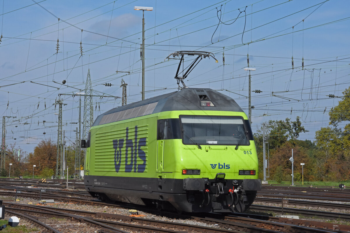 Re 465 013-1 verlässt am 07.10.2022 die Abstellanlage beim badischen Bahnhof.