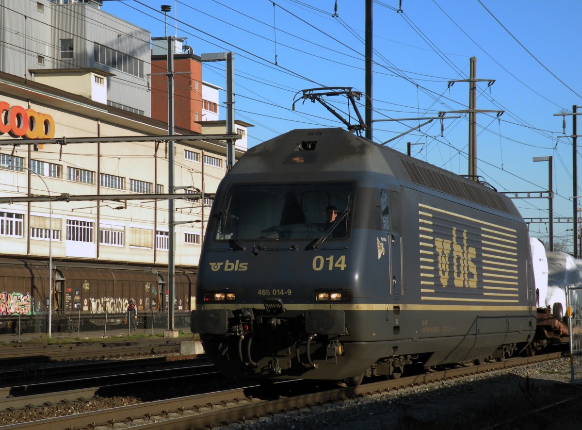 Re 465 014-9 beim Bahnhof Pratteln. Die Aufnahme stammt vom 07.12.2013.