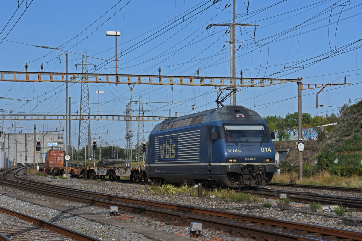 Re 465 014-9 der BLS durchfährt den Bahnhof Pratteln. Die Aufnahme stammt vom 07.09.2020.