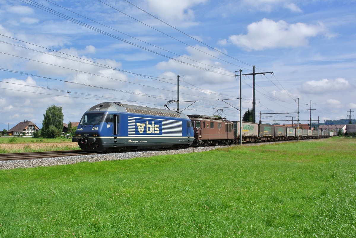 Re 465 014-9 und Re 425 182 mit Gterzug bei Lyssach, 08.08.2014.