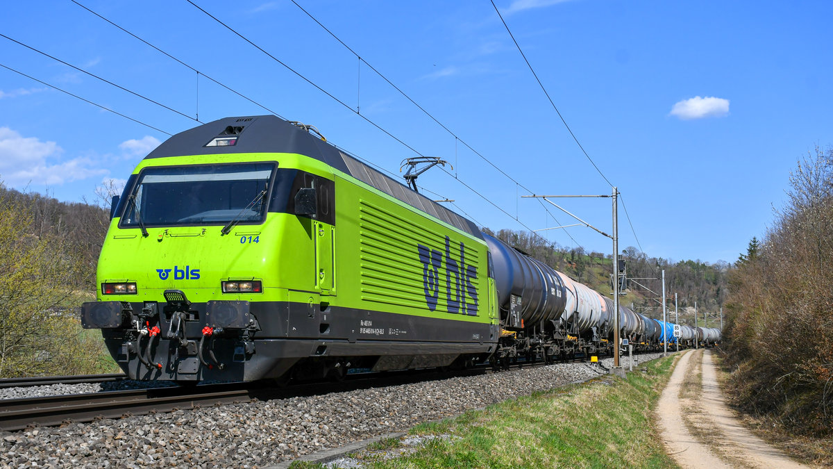 Re 465 014 ist mit einem Kesselzug kurz nach Hornussen unterwegs in Richtung Basel, aufgenommen am 01.04.2021.