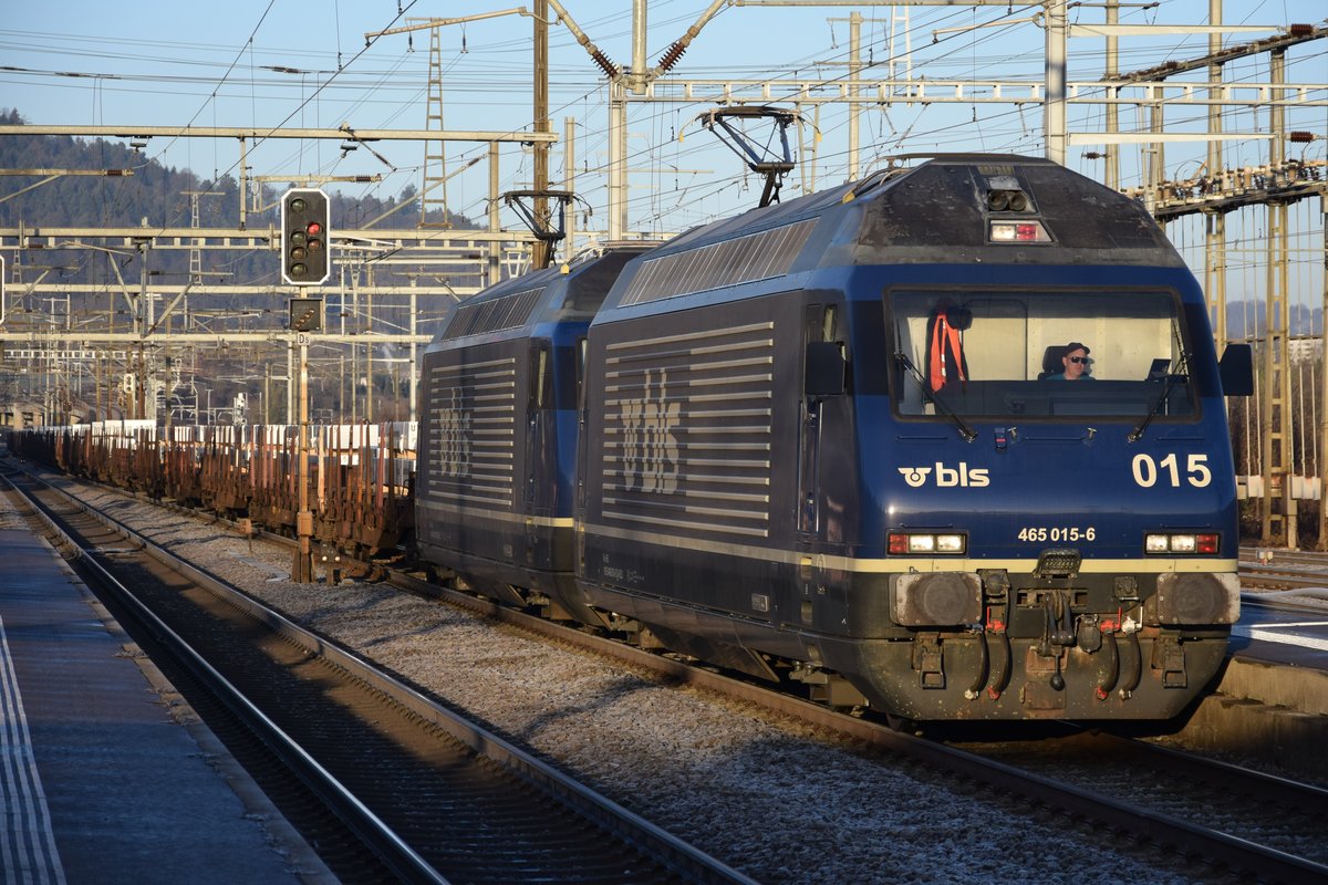Re 465 015 und 018 bei der Durchfahrt in Killwangen-Spreitenbach am Morgen des 03.01.2019.