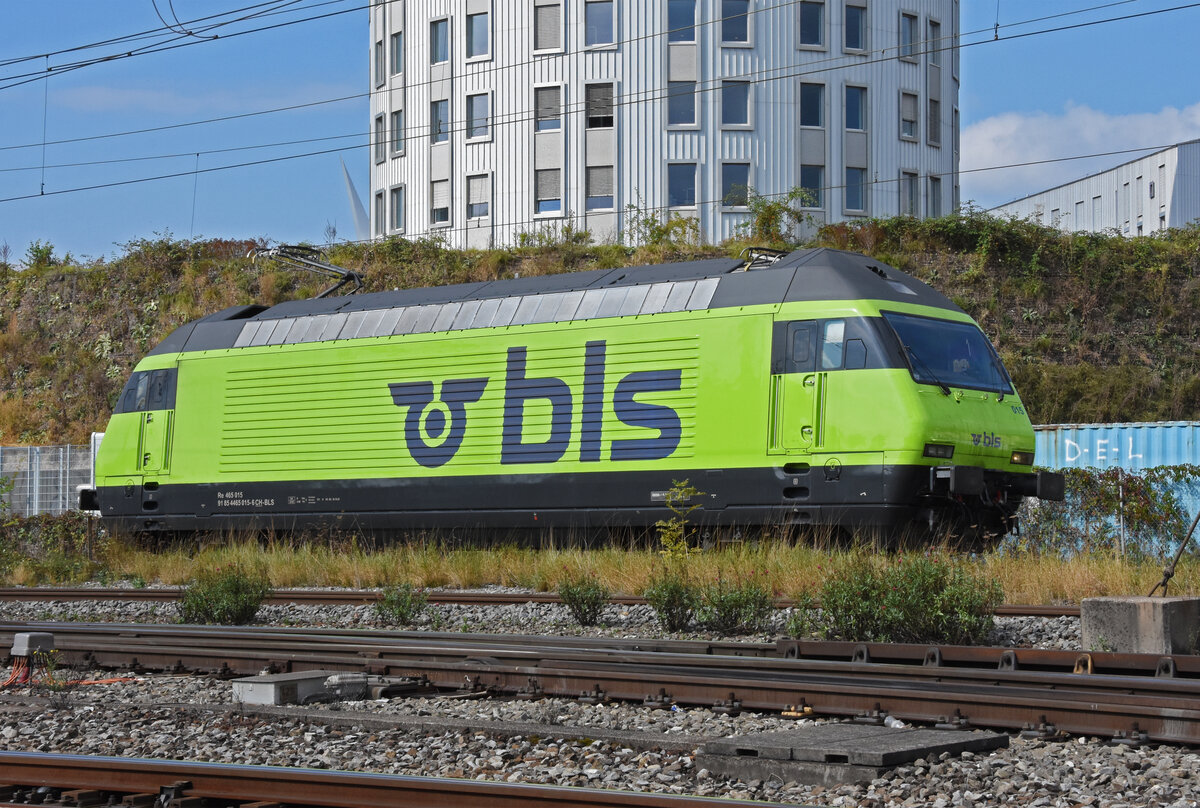 Re 465 015-5 verlässt die Abstellanlage beim Bahnhof Pratteln. Die Aufnahme stammt vom 21.09.2021.