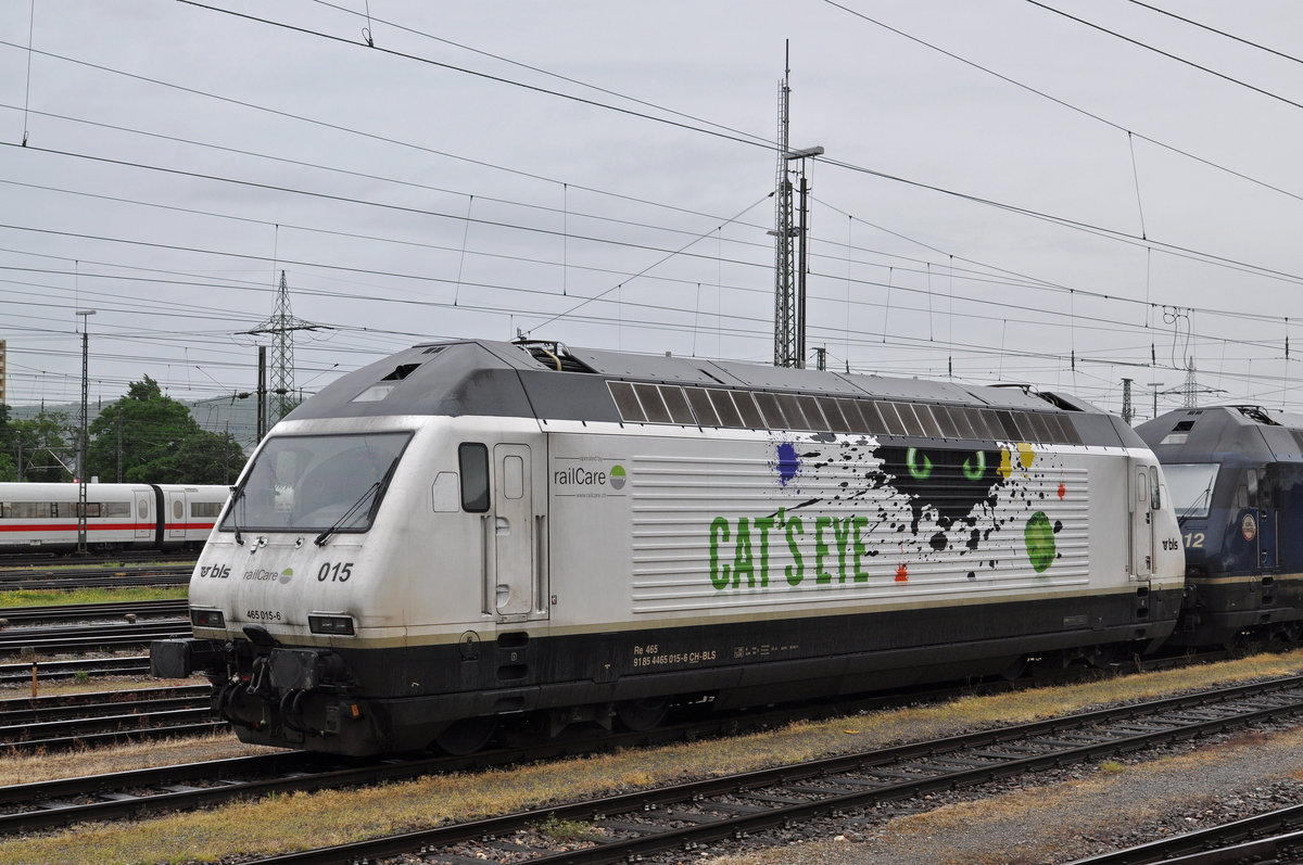 Re 465 015-6 ist beim Badischen Bahnhof abgestellt. Diese Lok ist selten in Basel zu Gast. Die Aufnahme stammt vom 23.05.2016.