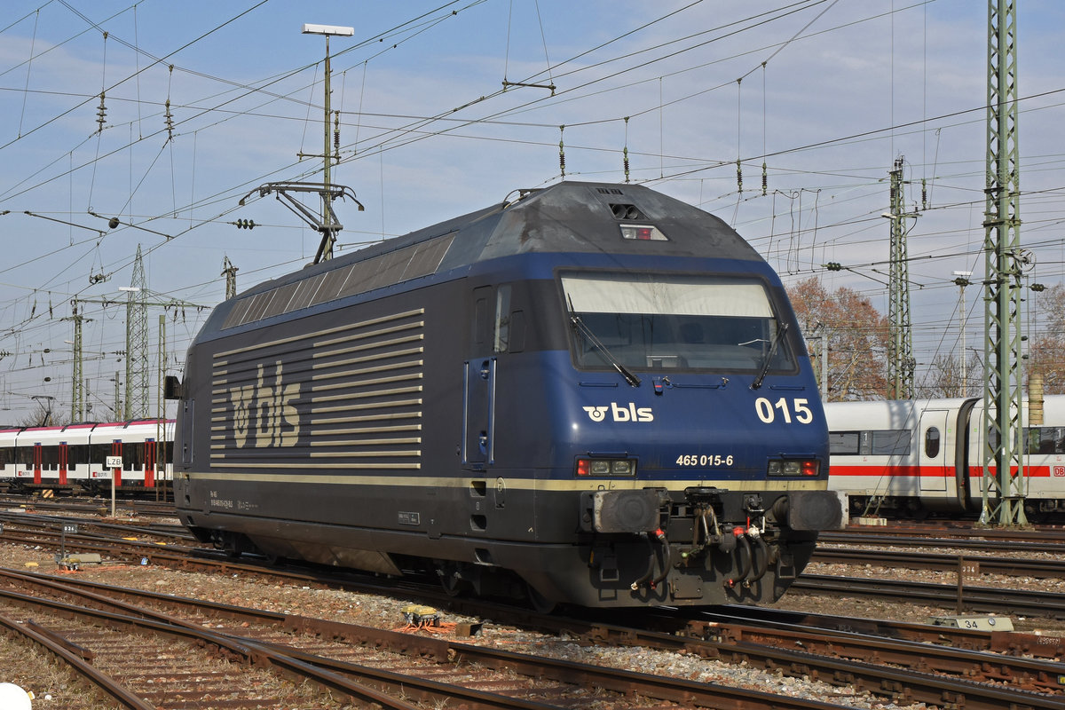 Re 465 015-6 der BLS verlässt die Abstellanlage beim badischen Bahnhof. Die Aufnahme stammt vom 19.02.2019.