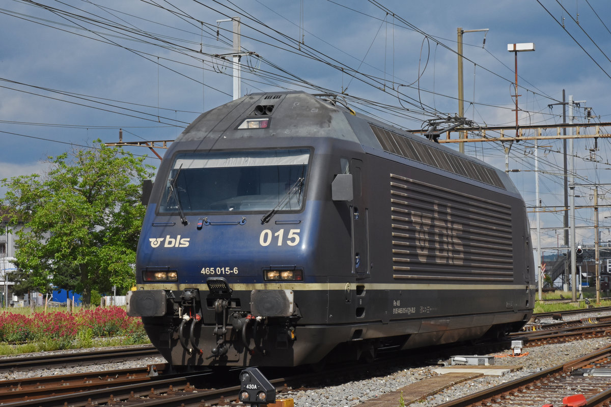 Re 465 015-6 durchfährt solo den Bahnhof Pratteln. Die Aufnahme stammt vom 25.05.2020.