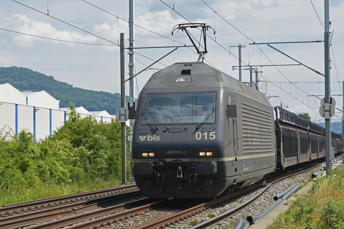 Re 465 015-6 fährt Richtung Bahnhof Lausen. Die Aufnahme stammt vom 20.07.2019.