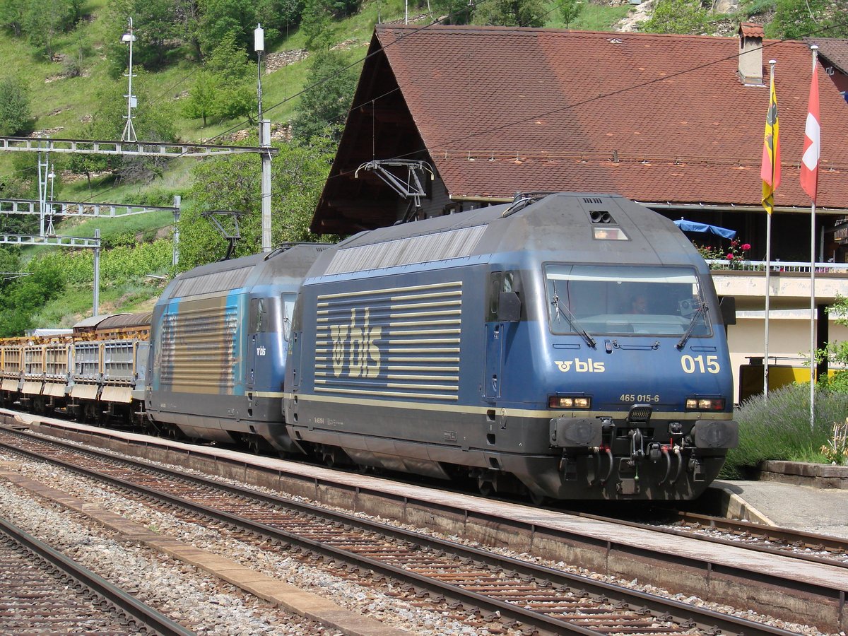 Re 465 015-6 und Re 465 008-1 im Bf. Ausserberg - 13-06-2007