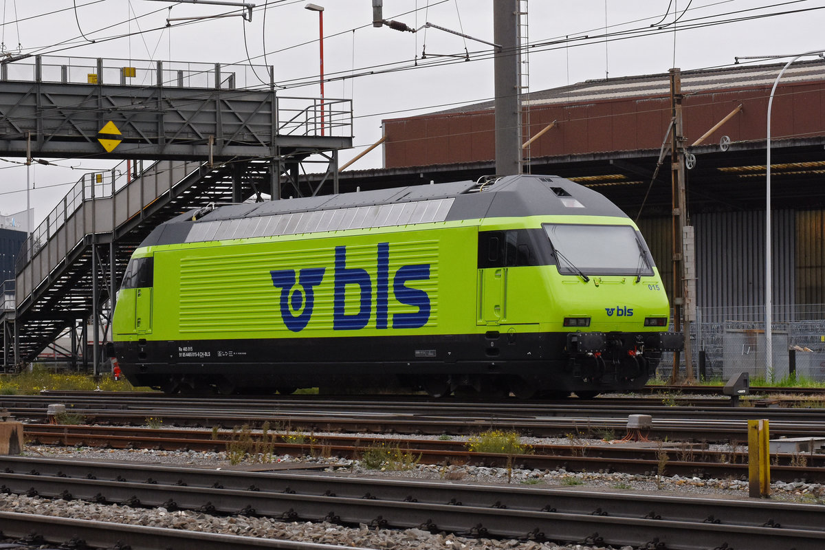 Re 465 015-6 steht auf einem Abstellgleis beim Bahnhof Pratteln. Die Aufnahme stammt vom 04.11.2020.