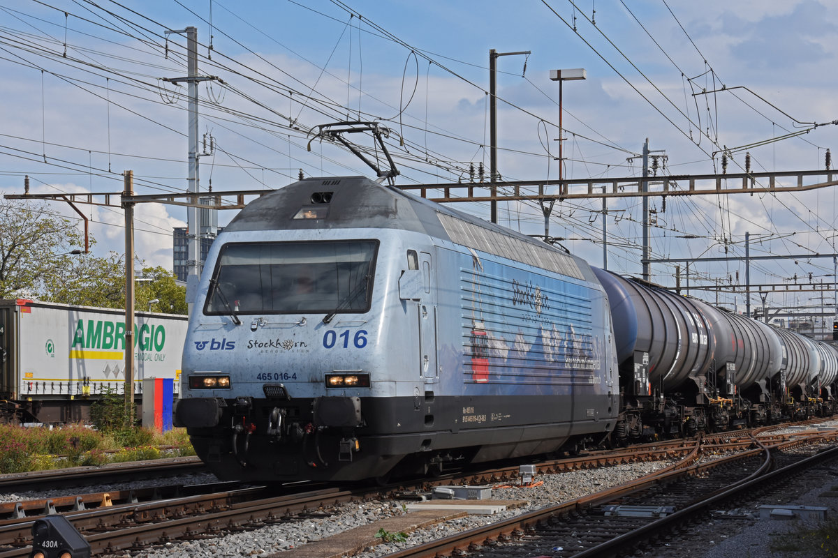 Re 465 016-4 der BLS durchfährt den Bahnhof Pratteln. Die Aufnahme stammt vom 22.09.2020.