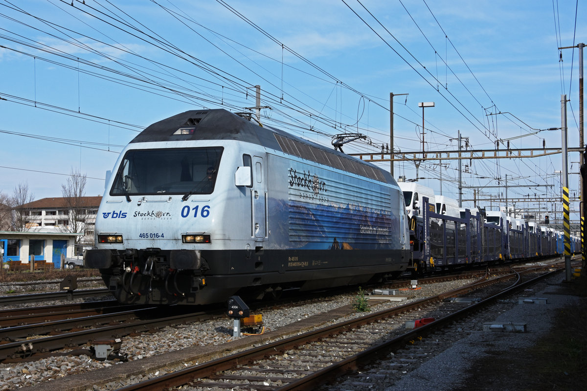 Re 465 016-4 der BLS durchfährt den Bahnhof Pratteln. Die Aufnahme stammt vom 25.03.2021.