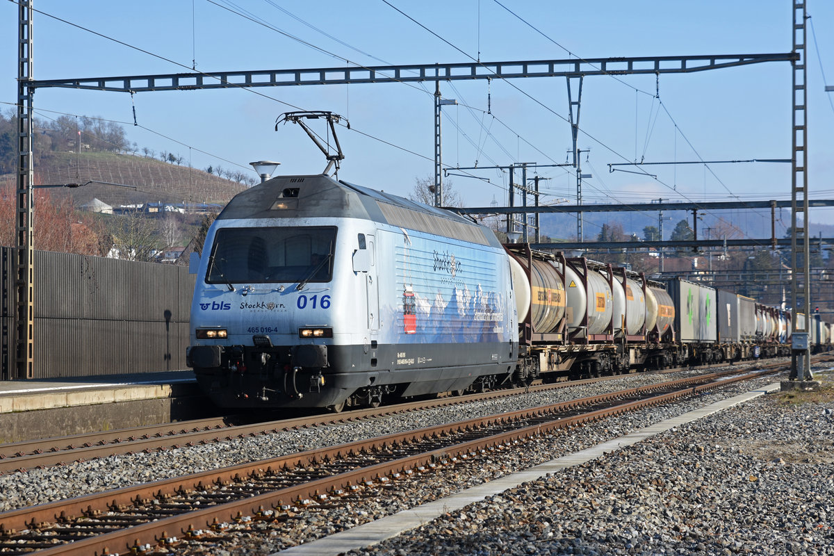 Re 465 016-4 durchfährt den Bahnhof Gelterkinden. Die Aufnahme stammt vom 19.01.2019.