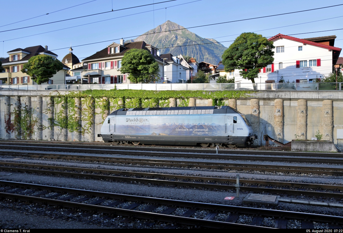 Re 465 016-4, mit Werbung für das Stockhorn, ist im Bahnhof Spiez (CH) auf Gleis 575 abgestellt. Im Hintergrund thront zwar nicht das Stockhorn, dafür aber der Niesen.
Aufgenommen von Bahnsteig 4/5.

🧰 BLS AG
🕓 5.8.2020 | 7:22 Uhr