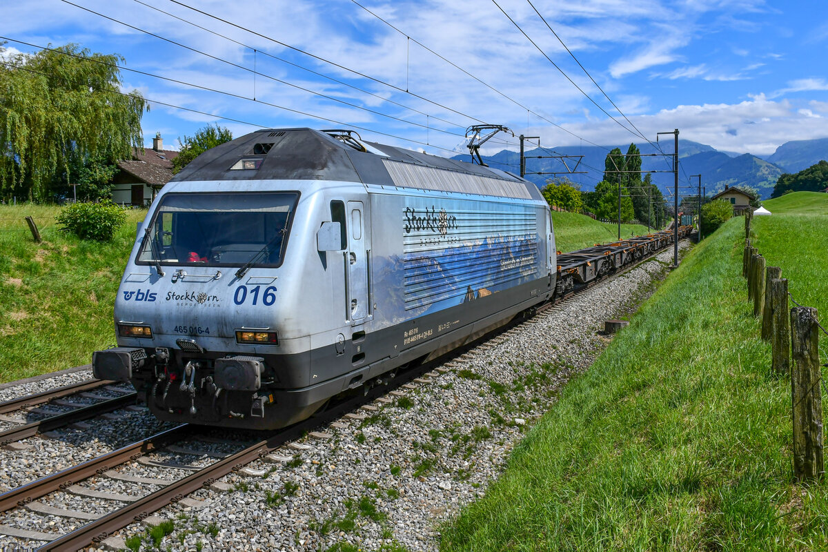 Re 465 016-4 ist in Richtung Frenkendorf unterwegs, aufgenommen bei Einigen am Thunersee am 06.08.2021.