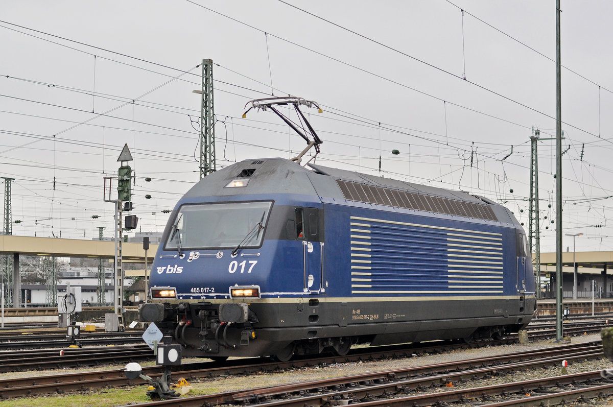 Re 465 017-2 verlässt die Abstellanlage beim Badischen Bahnhof. Die Aufnahme stammt vom 20.12.2017.