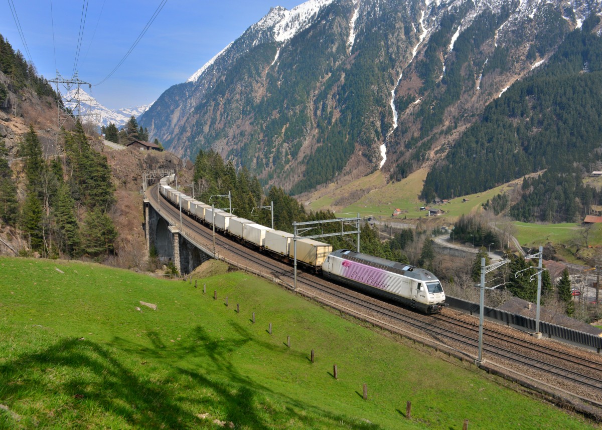 Re 465 017 mit 50512 am 10.04.2015 bei Wassen. 