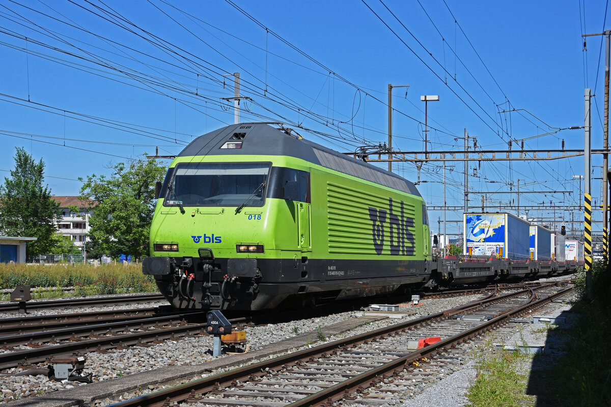 Re 465 018-0 der BLS durchfährt den Bahnhof Pratteln. Die Aufnahme stammt vom 11.06.2022.