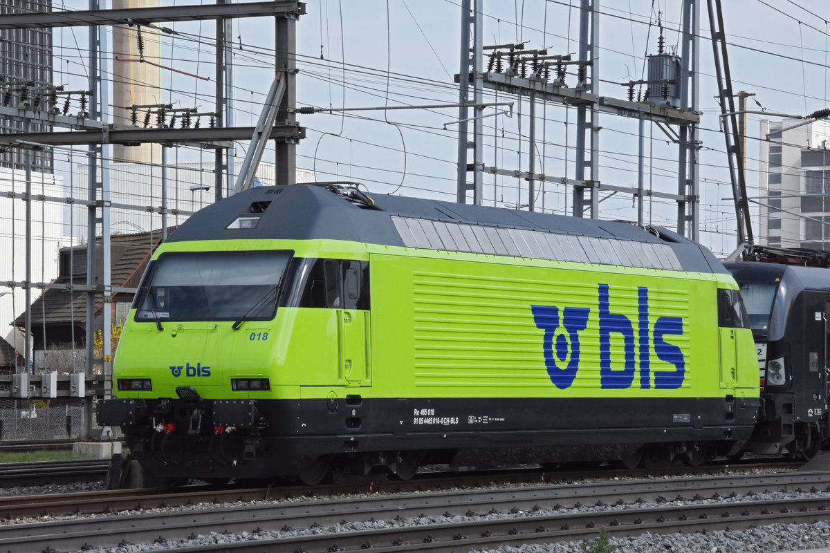 Re 465 018-0 der BLS steht auf einem Abstellgleis beim Bahnhof Pratteln. Die Aufnahme stammt vom25.03.2021.