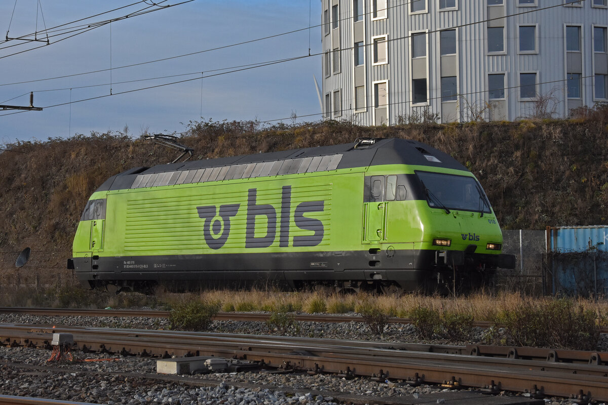 Re 465 018-0 der BLS wird in der Abstellanlage beim Bahnhof Pratteln abgestellt. Die Aufnahme stammt vom 03.12.2021.
