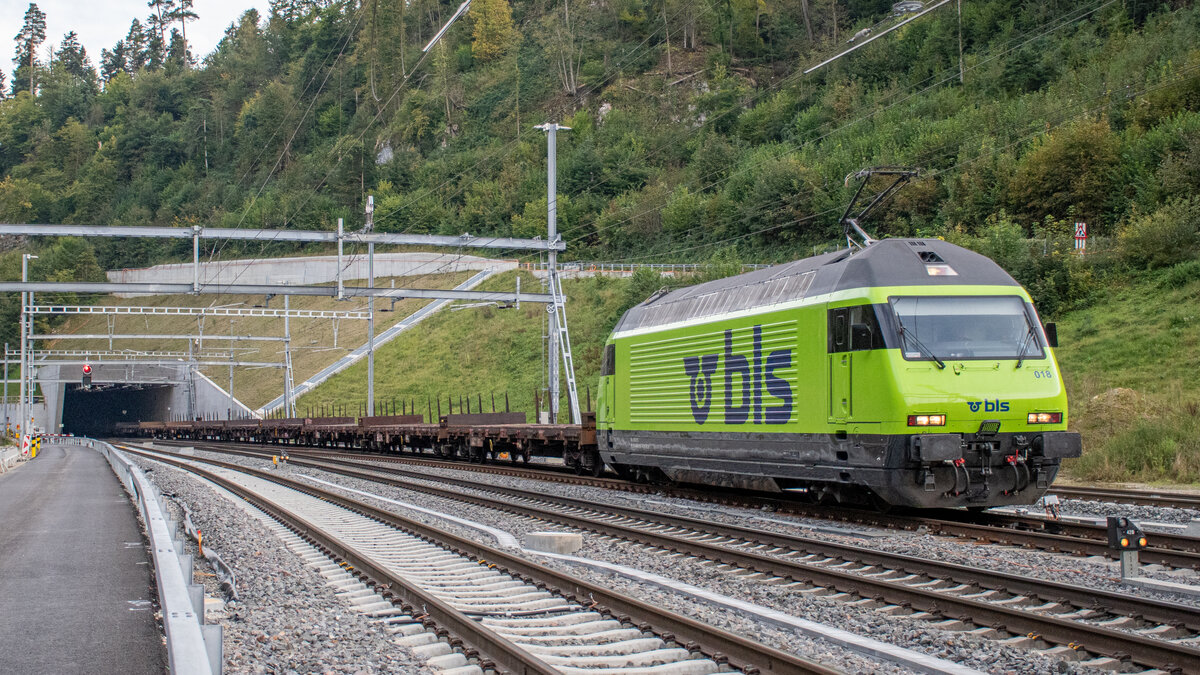 Re 465 018-0 ist mit dem Leerwagenzug aus Singen (D) unterwegs in Richtung Basel, aufgenommen beim Verlassen des neuen Bözbergtunnels am Abend des 02.10.2021 in Effingen AG.