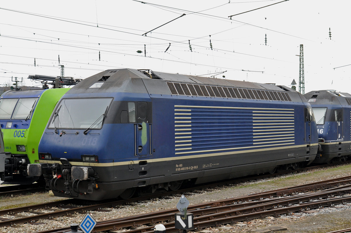 Re 465 018-0 wartet in der Abstellanlage beim Badischen Bahnhof auf den nächsten Einsatz. Die Aufnahme stammt vom 01.01.2018.