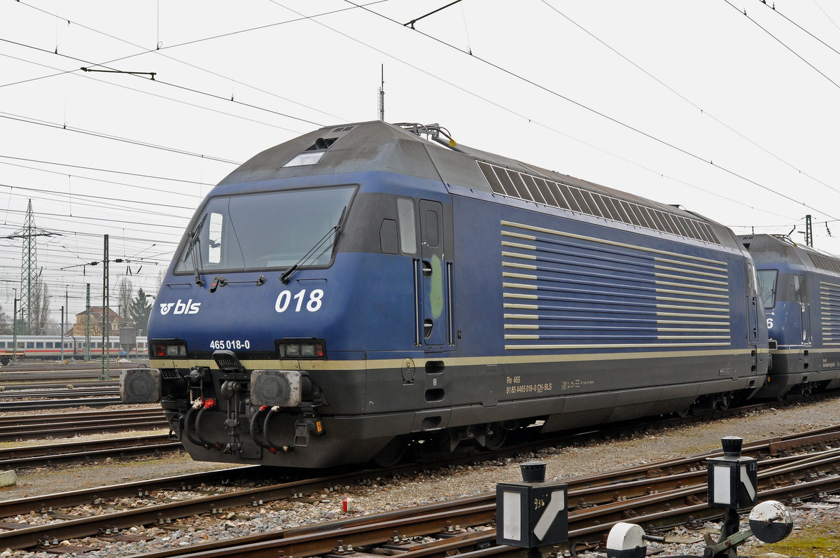 Re 465 018-0 wartet in der Abstellanlage beim Badischen Bahnhof auf den nächsten Einsatz. Die Aufnahme stammt vom 08.01.2018.