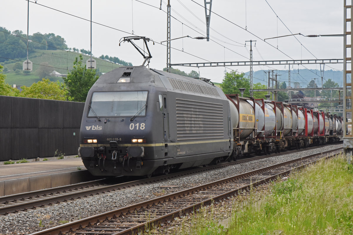 Re 465 018-8 der BLS durchfährt den Bahnhof Gelterkinden. Die Aufnahme stammt vom 13.05.2020.